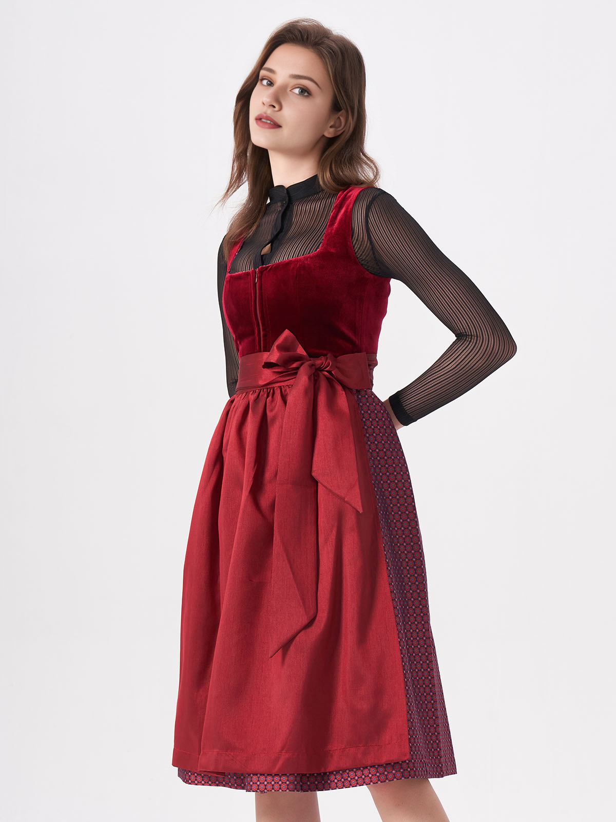 Braunes Dirndl mit rotem Akzent