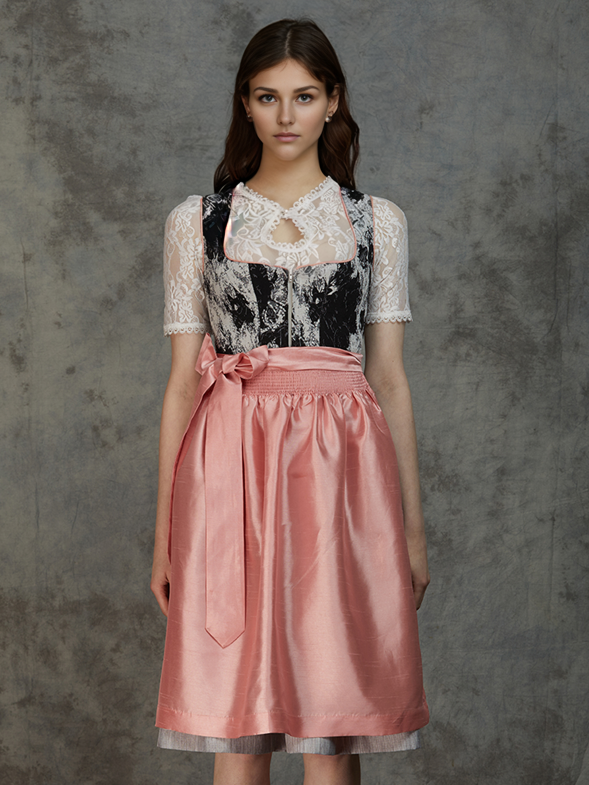 Braunes Dirndl mit schwarzer Schürze
