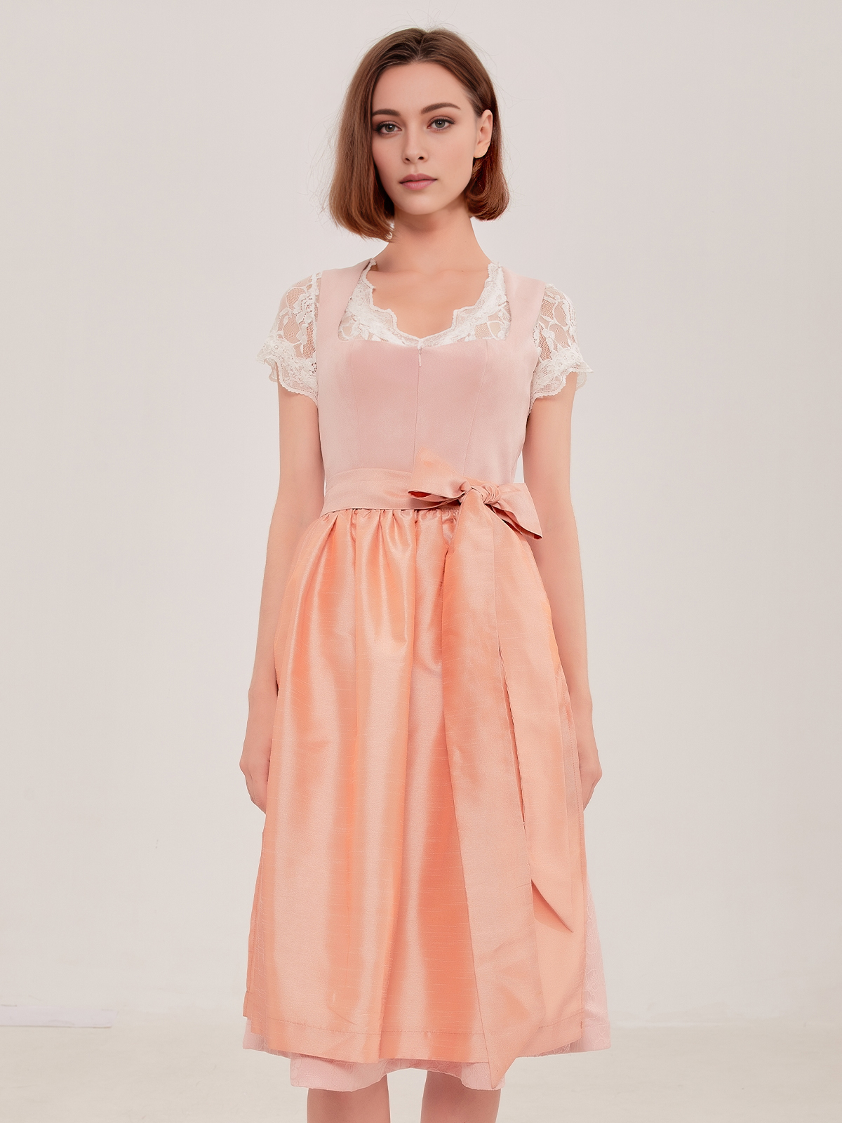 Modernes Dirndl in Rosa