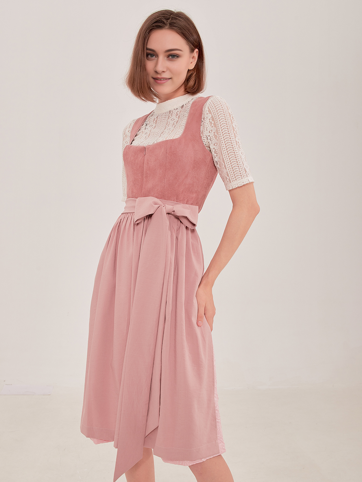 Modernes Dirndl in Rosa mit floralen Details