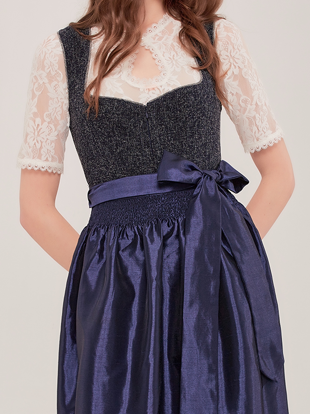Dirndl in Beige und Schwarz