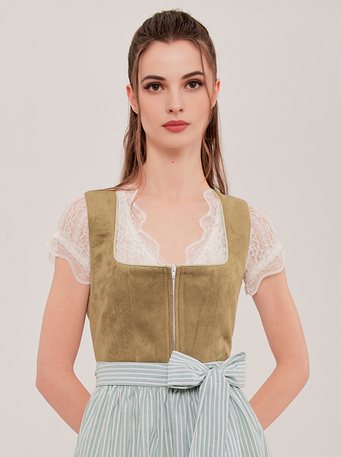 Grün Rotes Dirndl in modernem Design