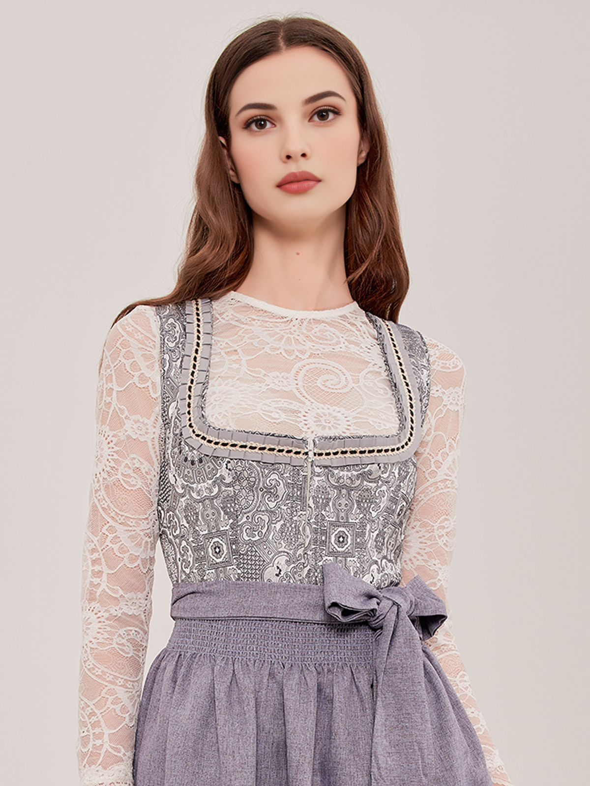 Blaues Samt Dirndl in eleganter Ausführung