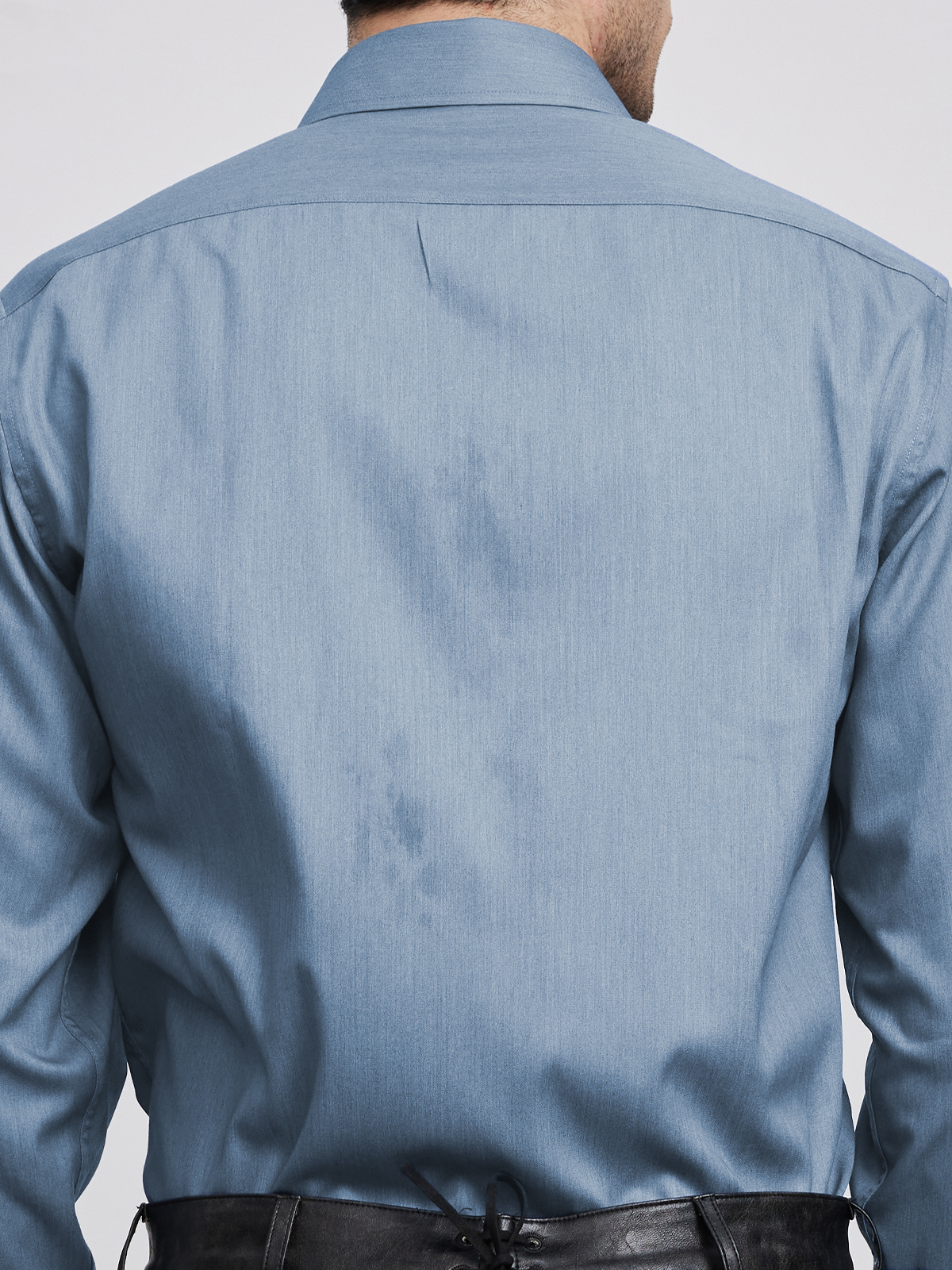 Eine moderne Langarm Dirndlbluse in Blau