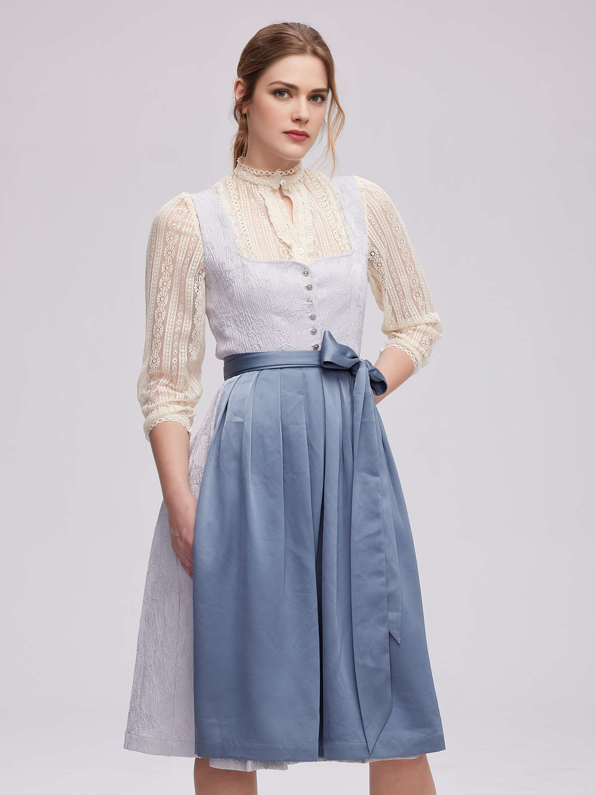 Dirndl in Blau mit traditioneller Schürze