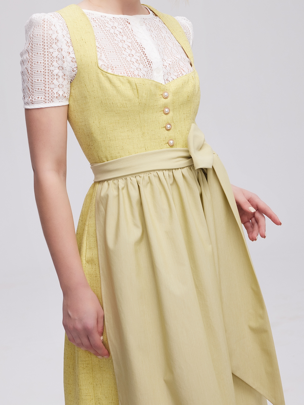 Dirndlbluse Langarm in Gelb – stilvoll und traditionell
