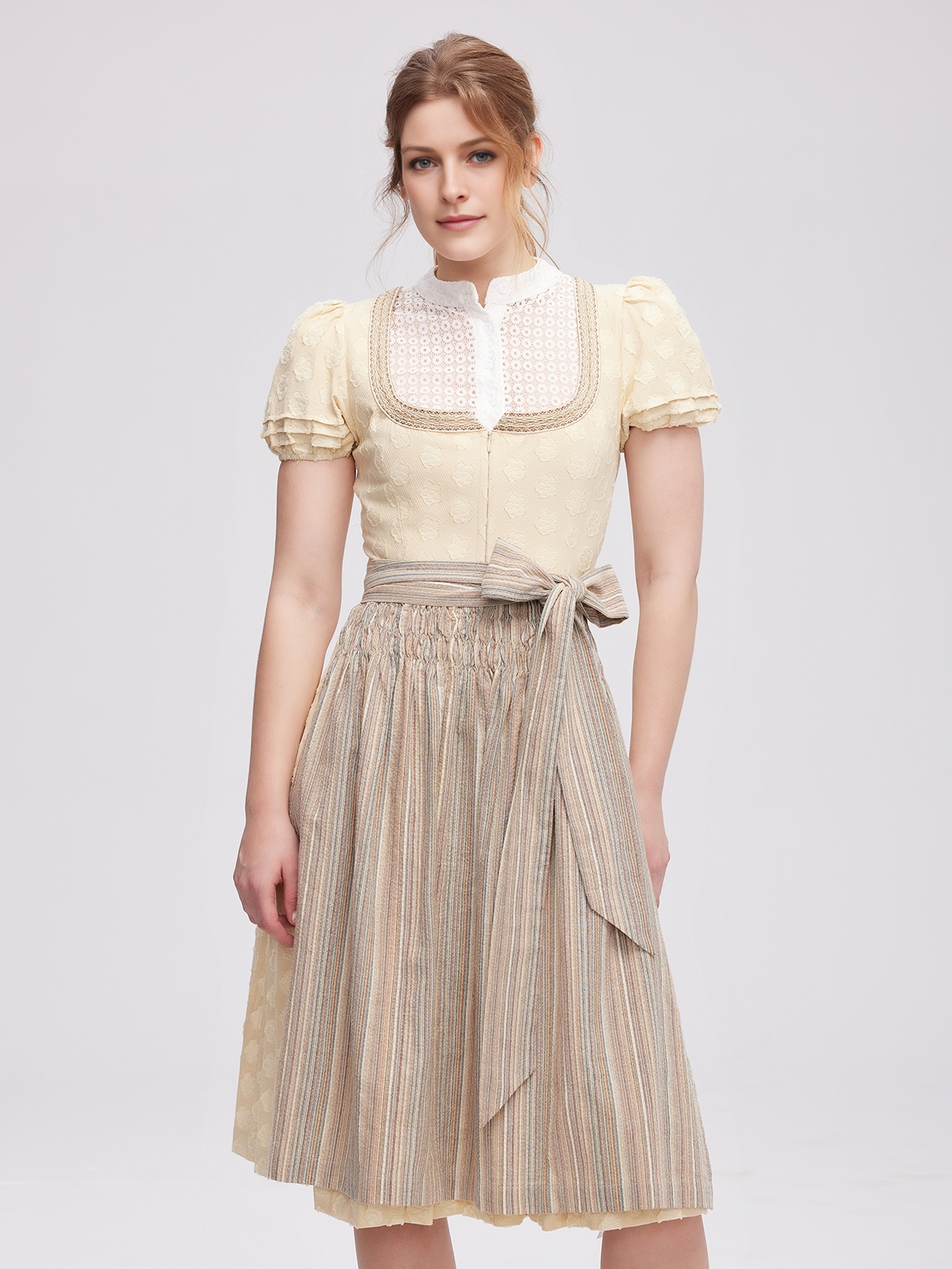 Dirndl in Gelb – ein Blickfang auf jedem Fest