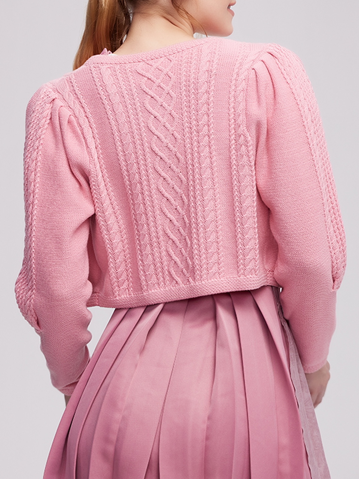 Traditionelle Dirndlbluse mit Spitzenverzierungen