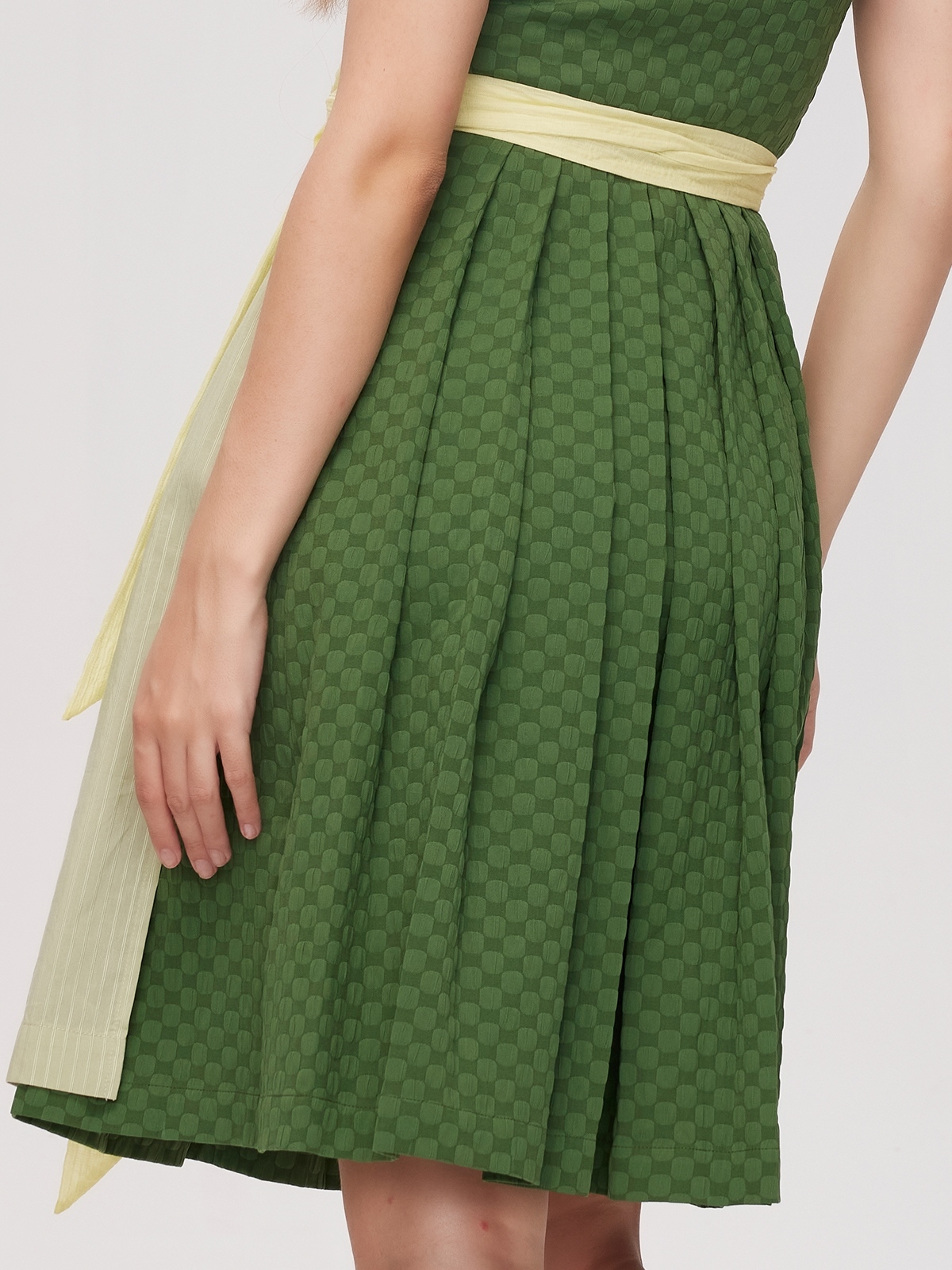 Modernes grünes Samt Dirndl