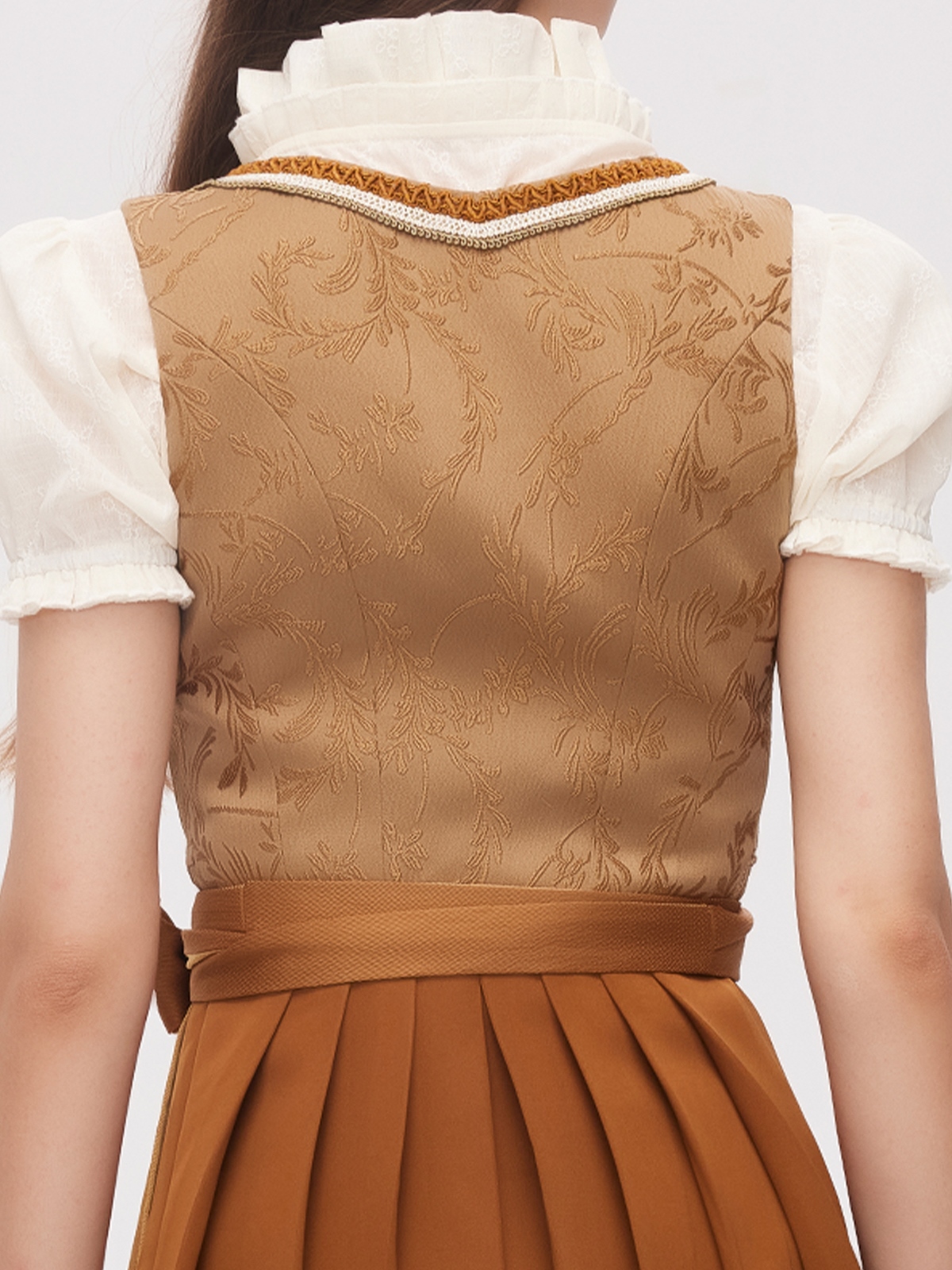Dunkelgrünes Samt-Dirndl in eleganter Pose
