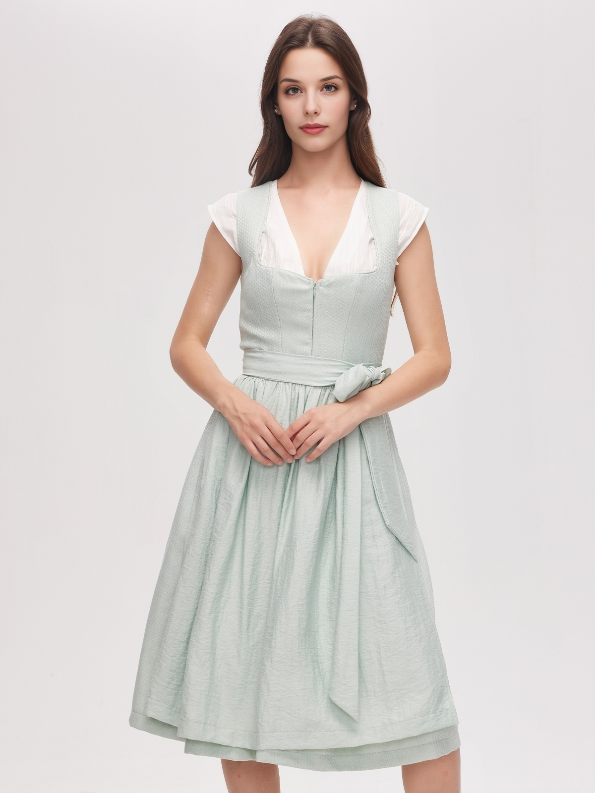 Dirndl in Grün mit floralen Details