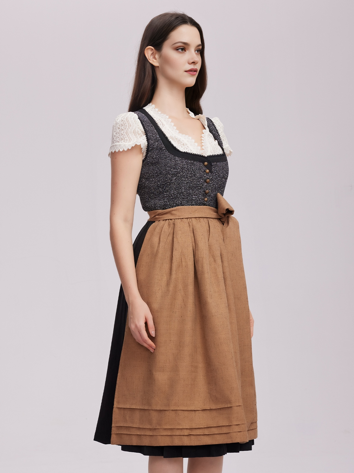 Modernes schwarzes Dirndl mit femininem Schnitt