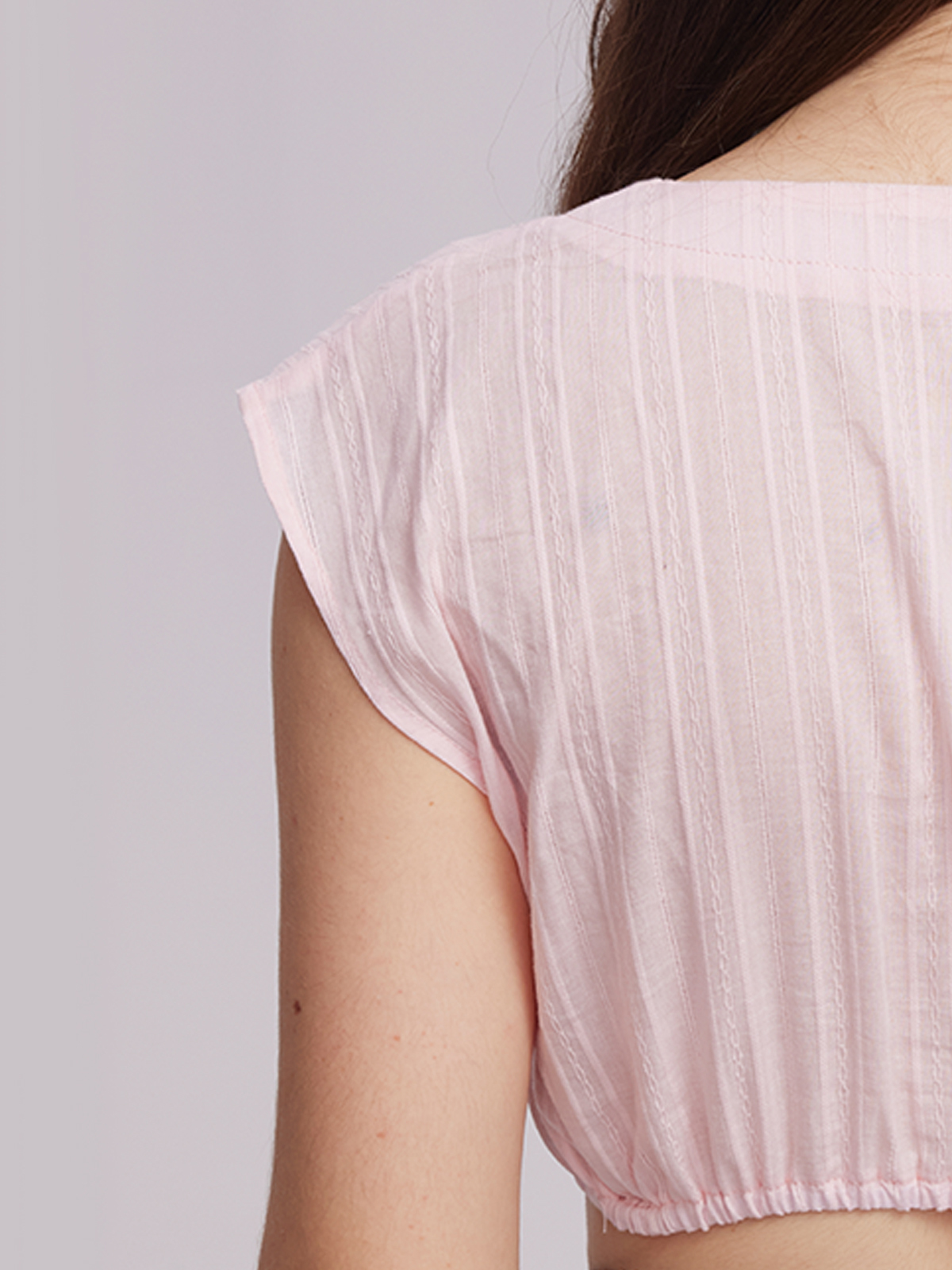 Dirndlbluse in Rosa mit floralen Details