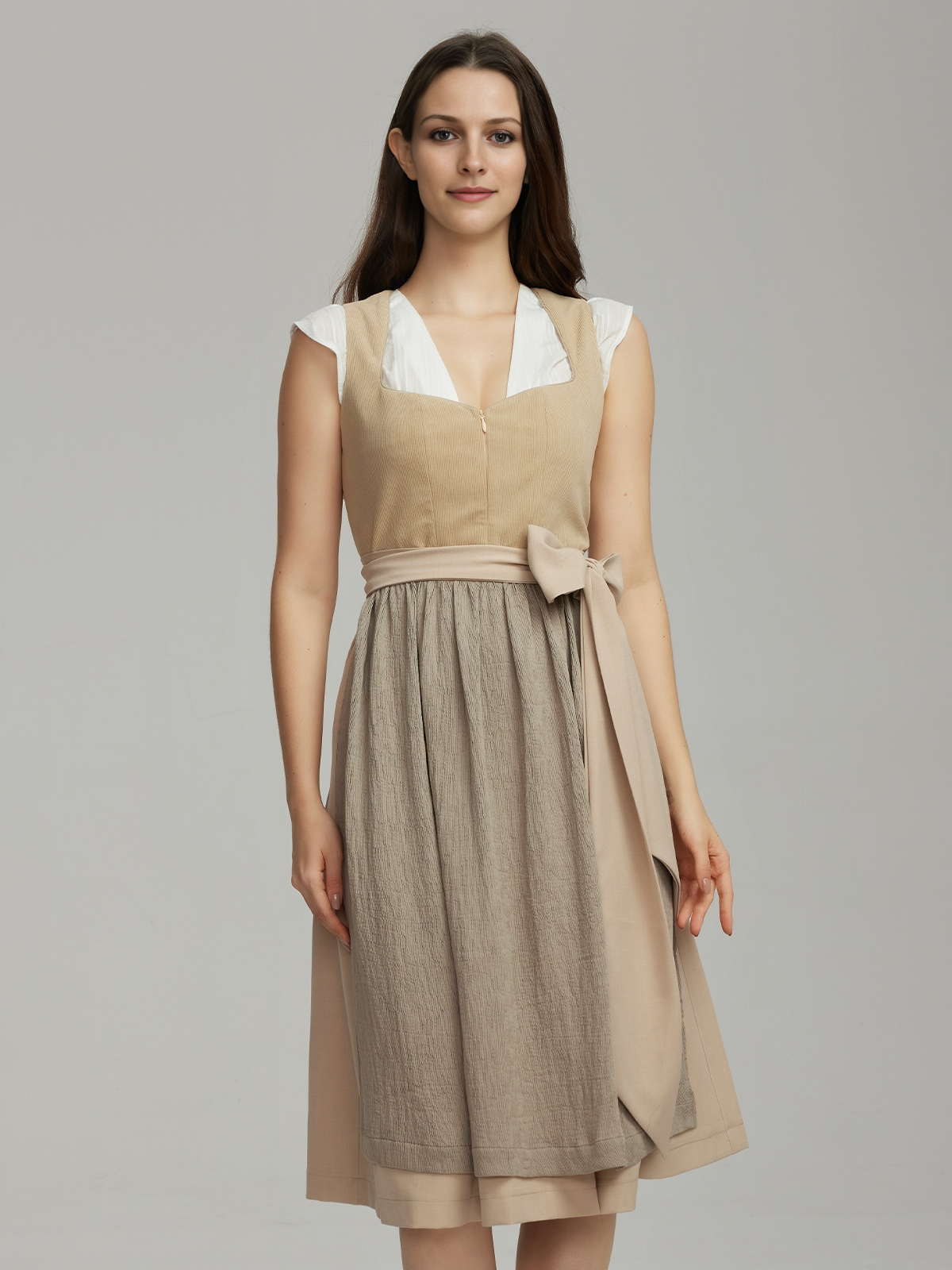 Rotes Samt Dirndl in eleganter Pose