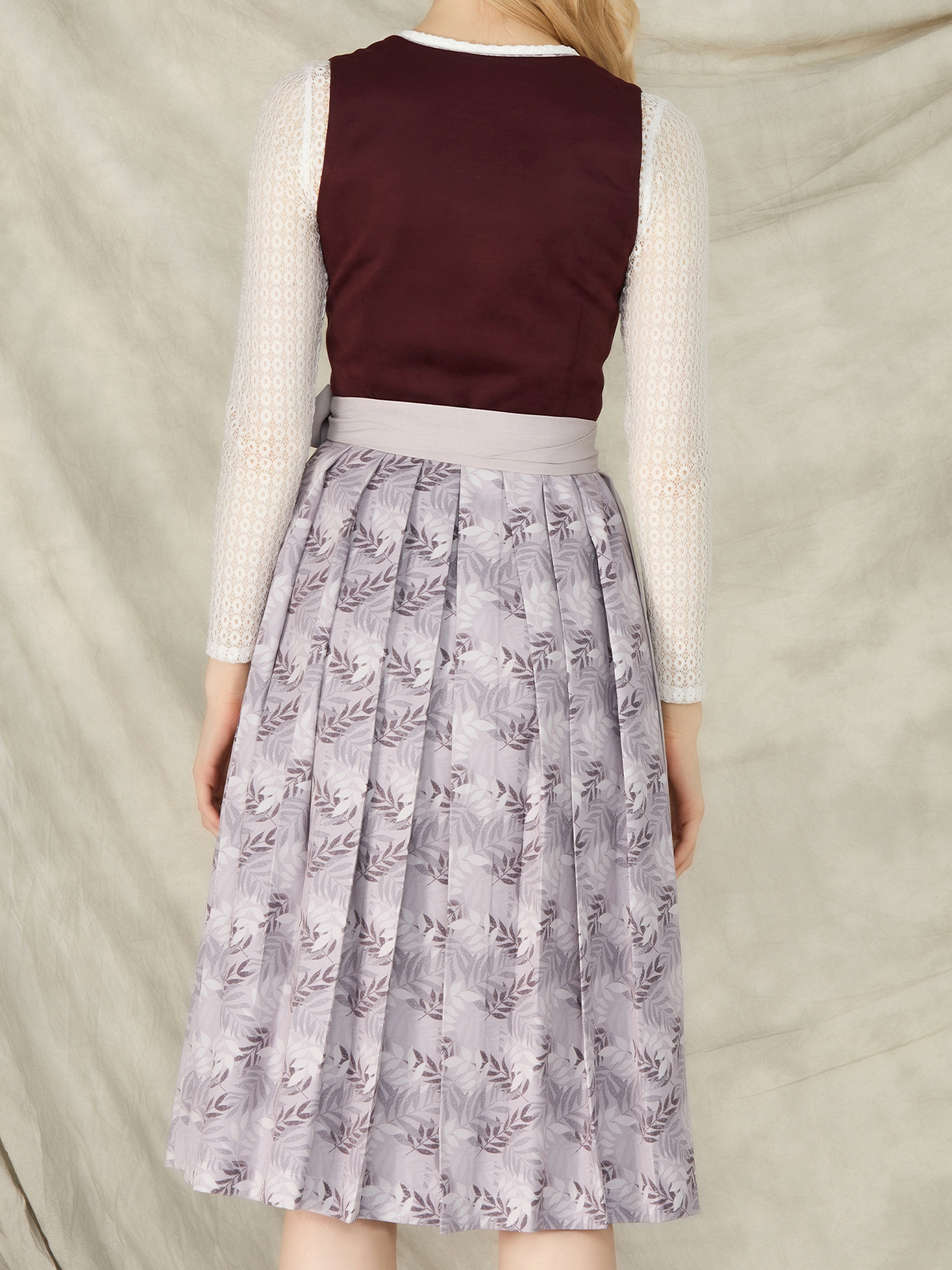 Schwarzes Dirndl mit modernem Schnitt