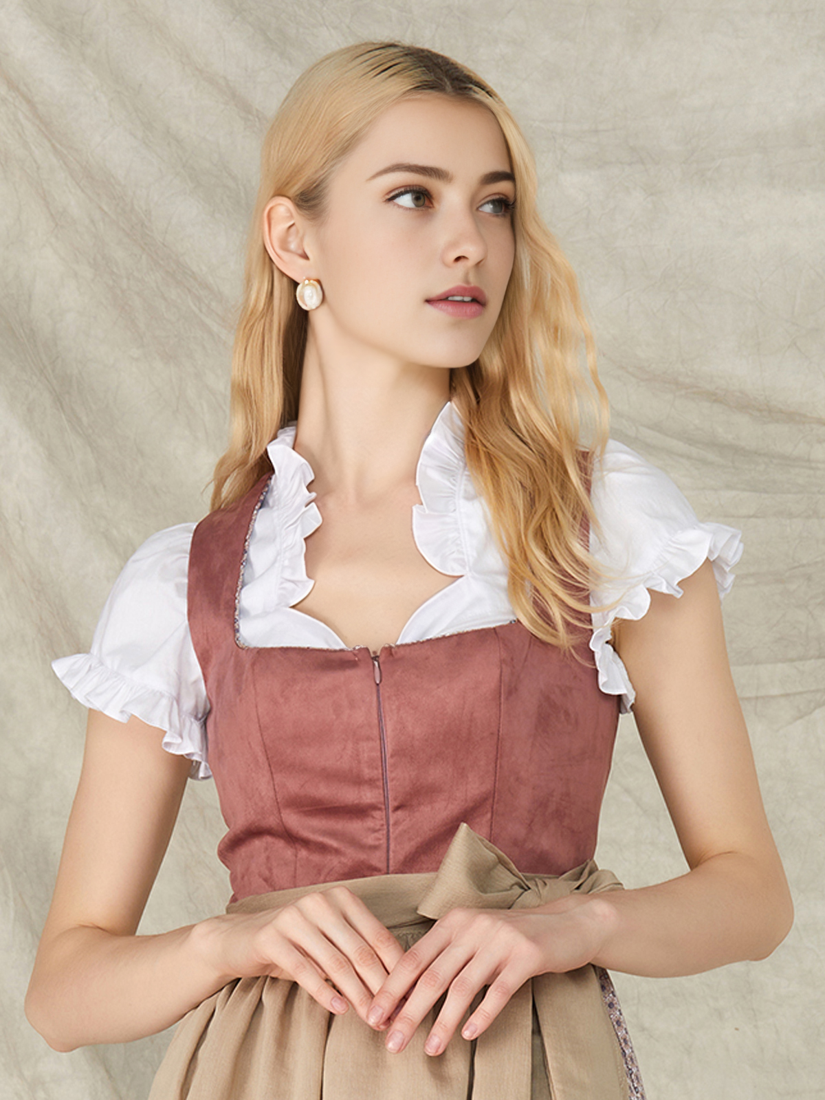 Dirndl in Rosa mit floralen Details