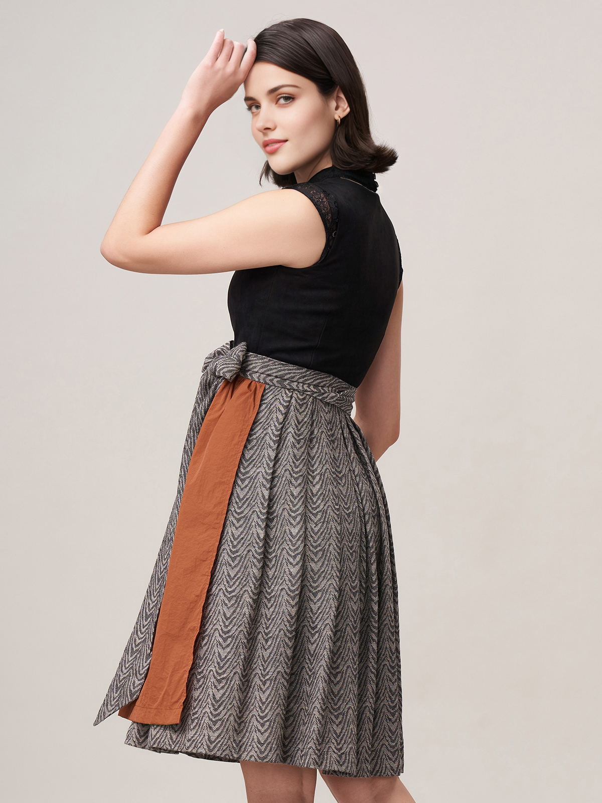 Blaues Dirndl mit traditionellem Schnitt