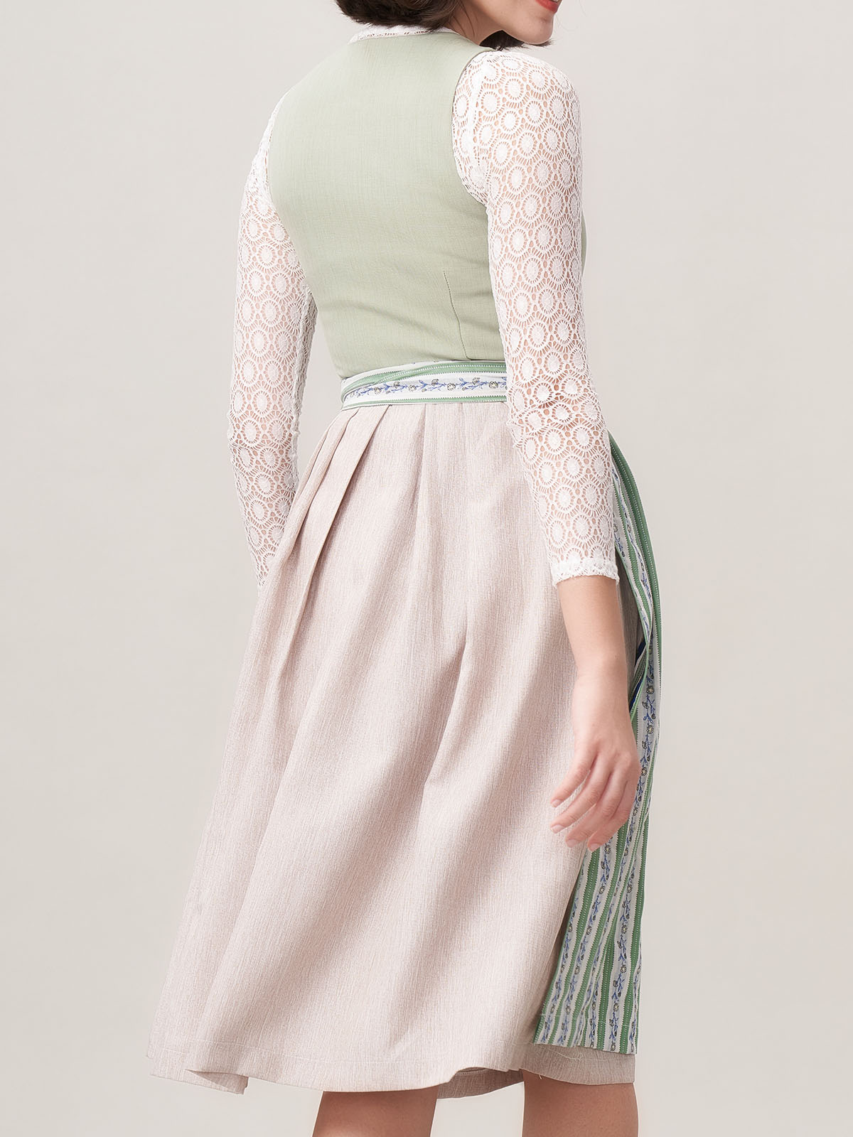 Braunes Dirndl mit modernem Styling