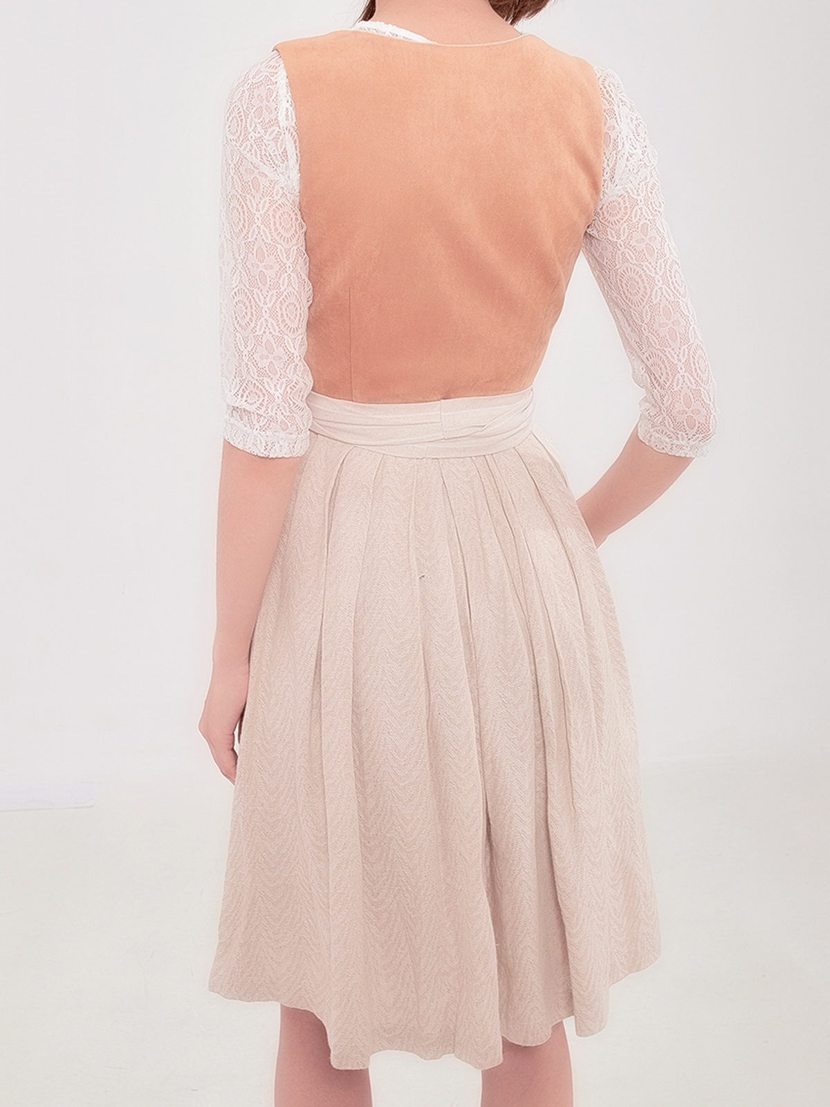 Dirndl im Braunton – perfekt für Herbst und Winter
