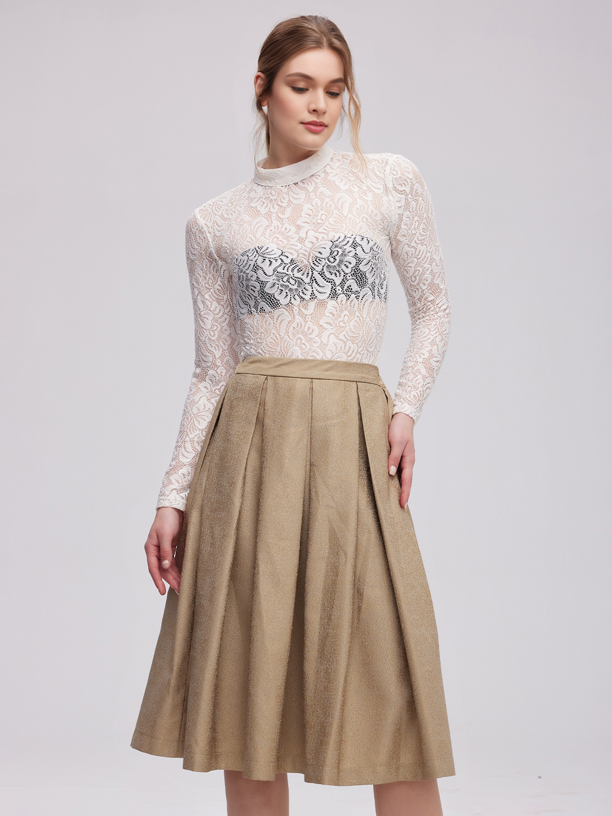 Modernes weißes Dirndl mit Spitzenbesatz