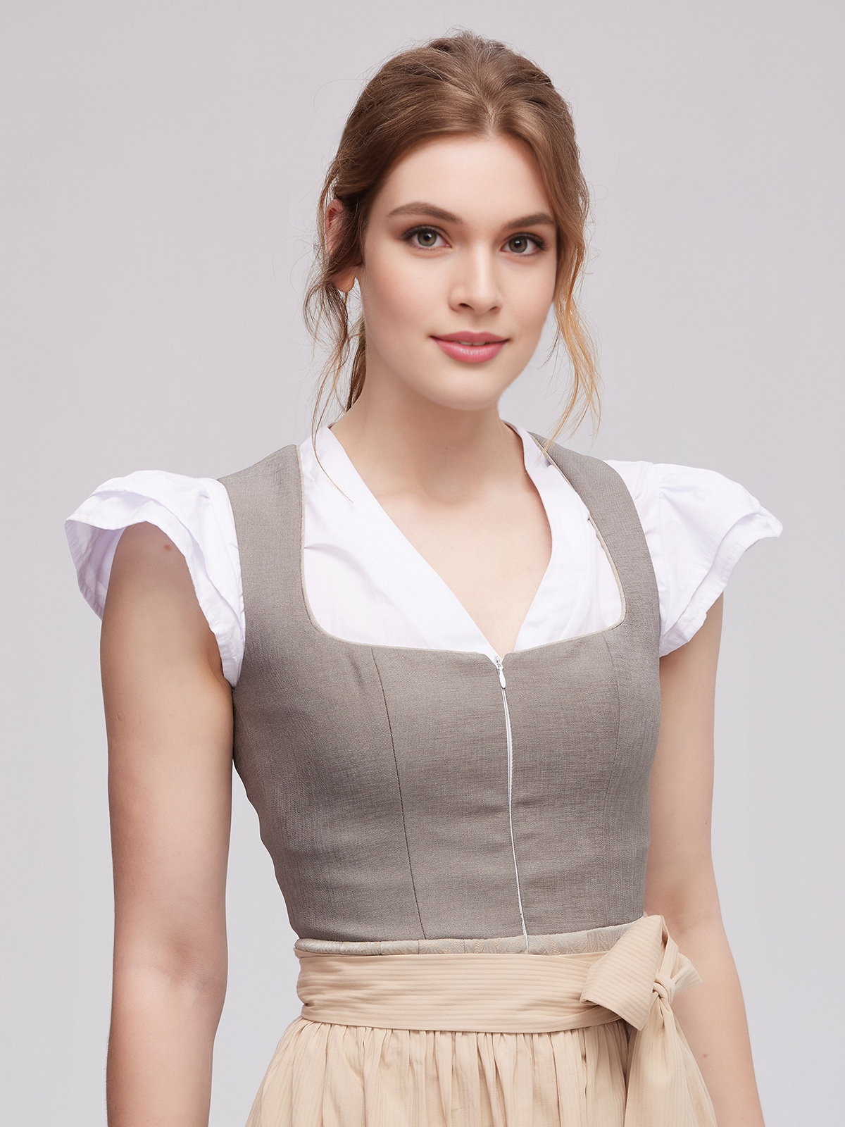 Dirndl in Grau mit modernem Schnitt