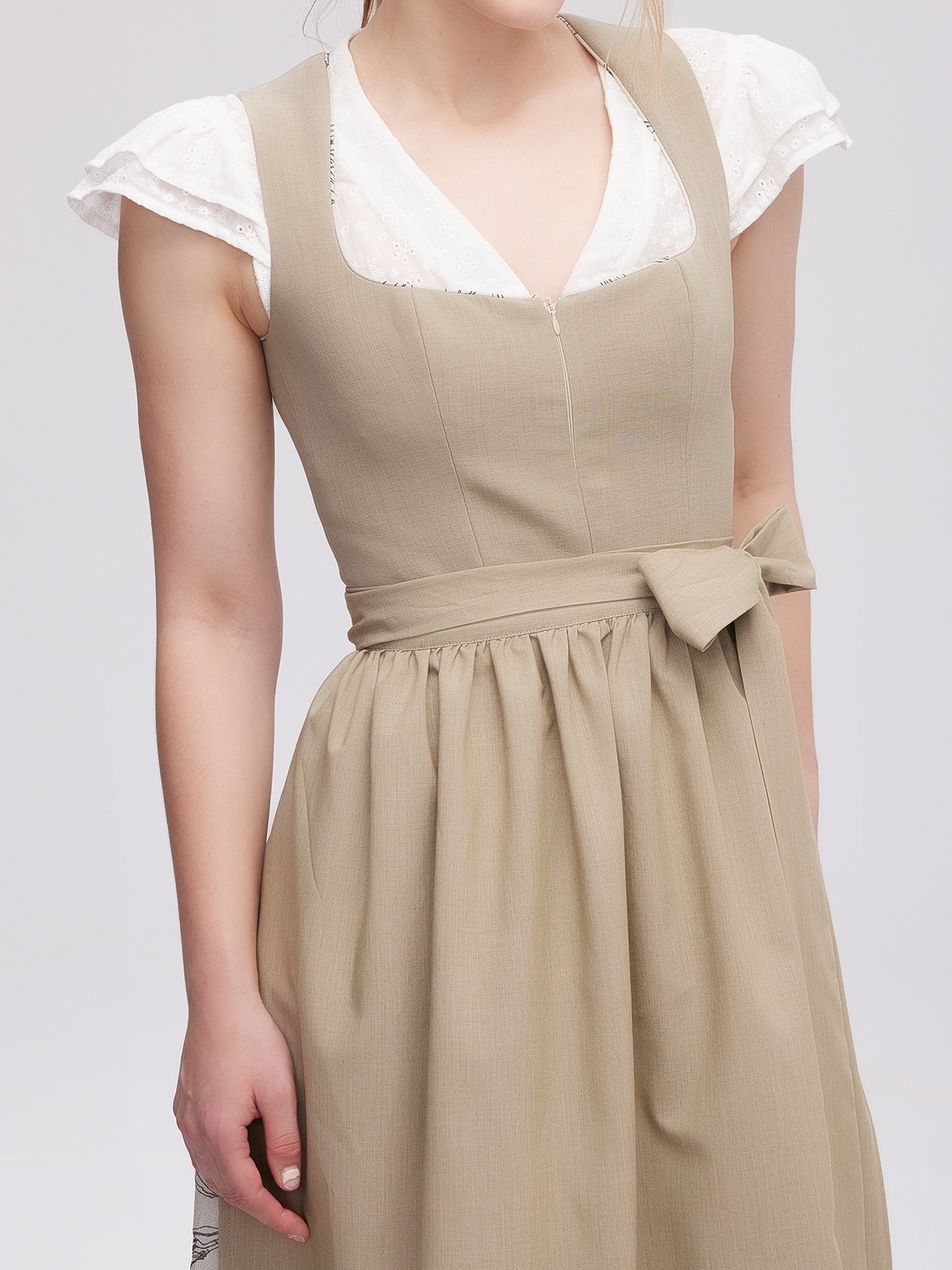 Dirndlbluse beige in sommerlicher Umgebung