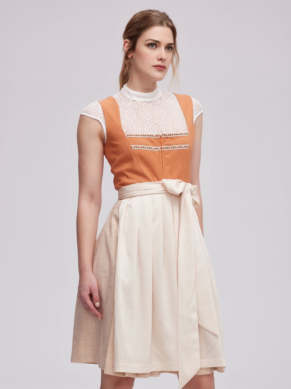 Dirndl mit Ausschnitt in Orange