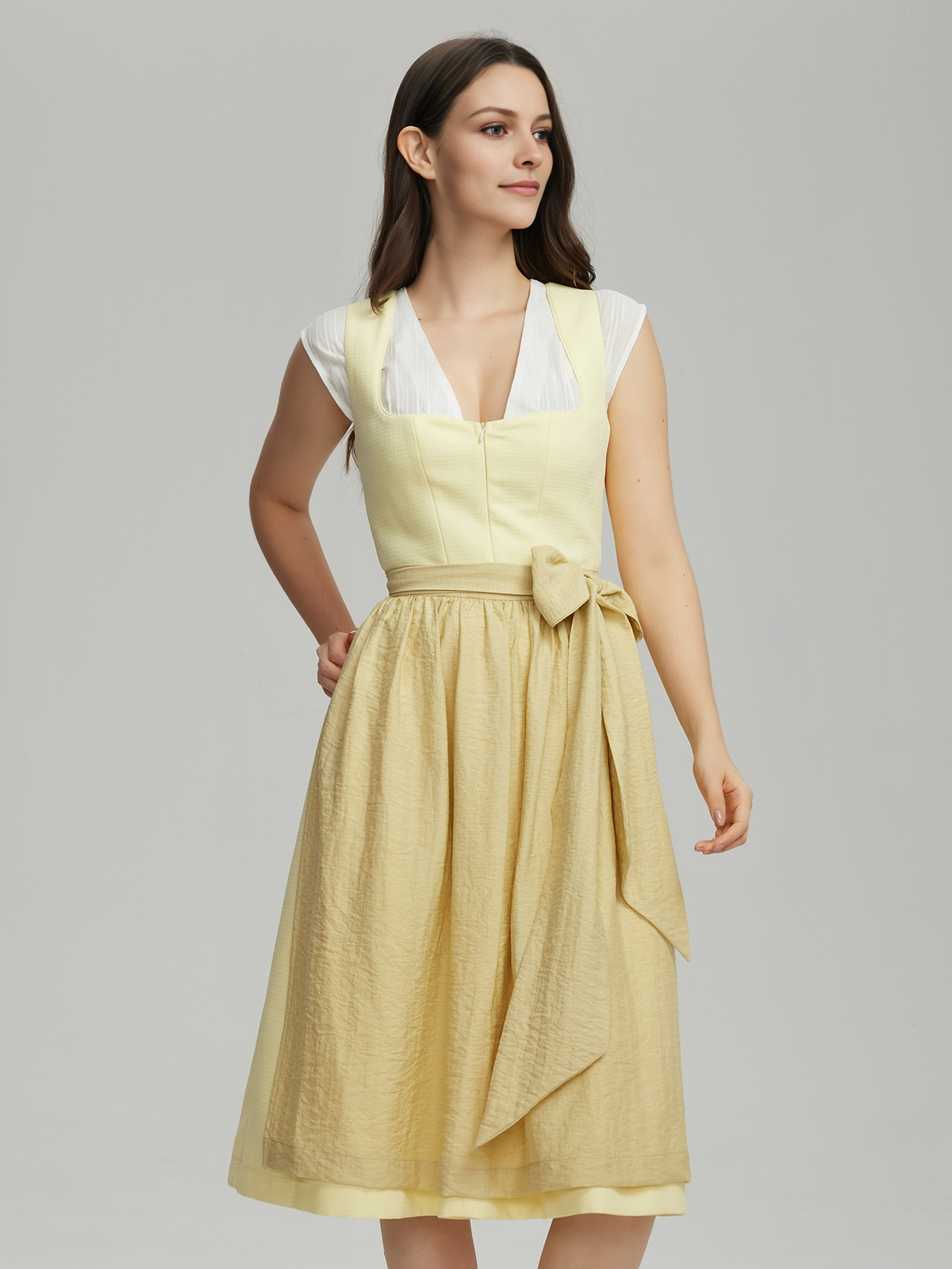 Modernes gelbes Dirndl mit floralen Details