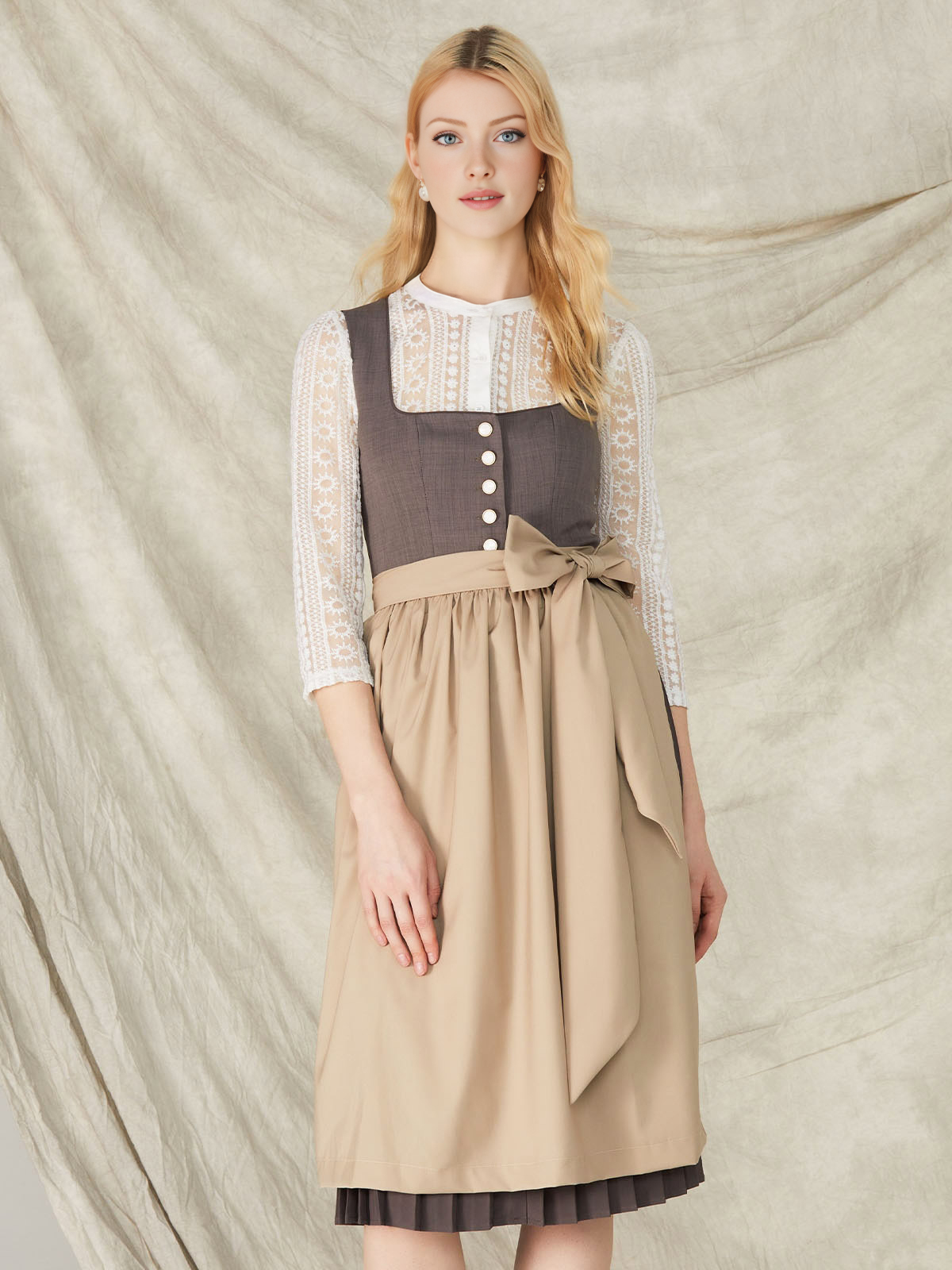 Dirndl in Grau mit rosa Bluse