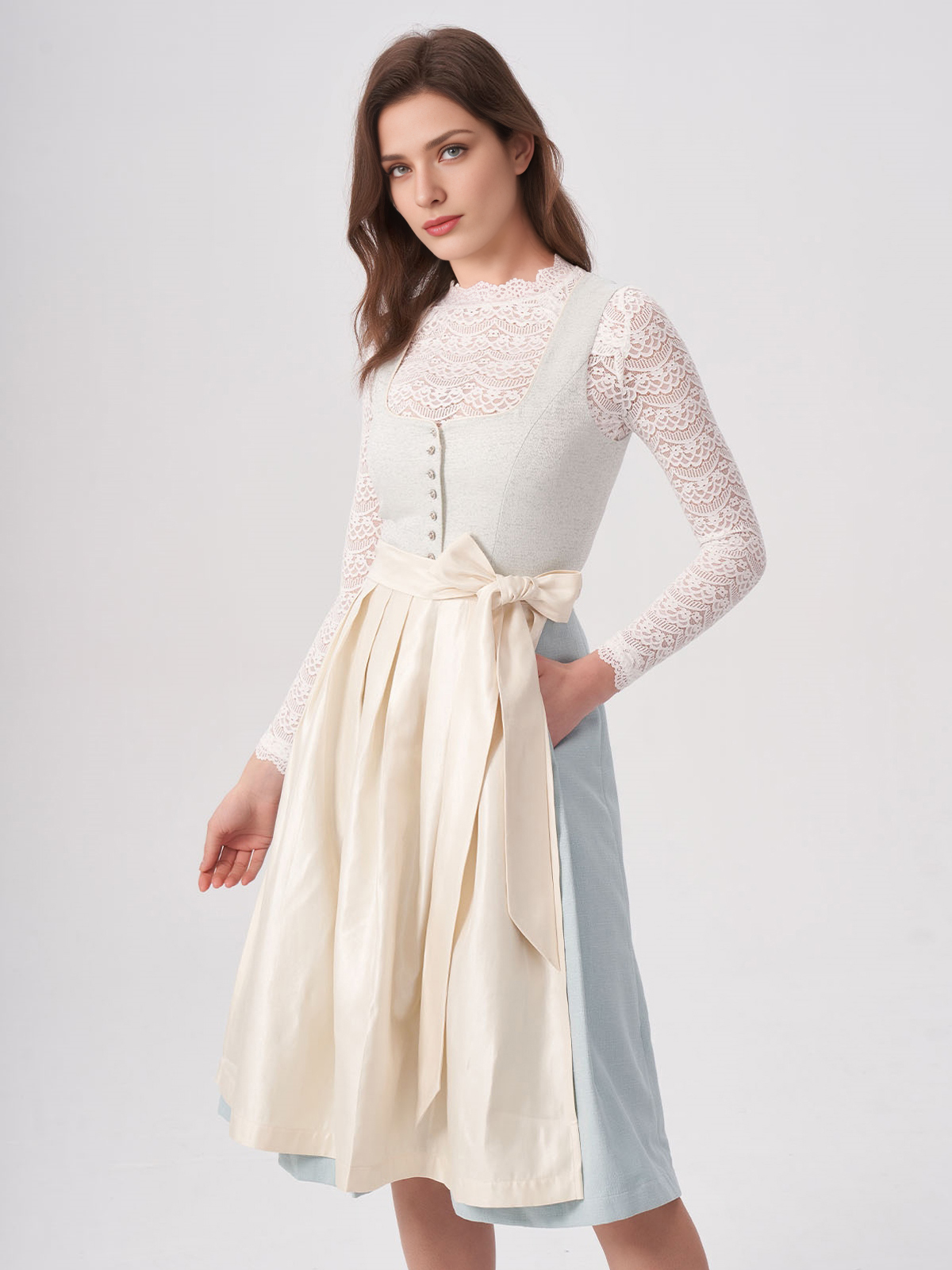 Blaues Dirndl mit floralen Details