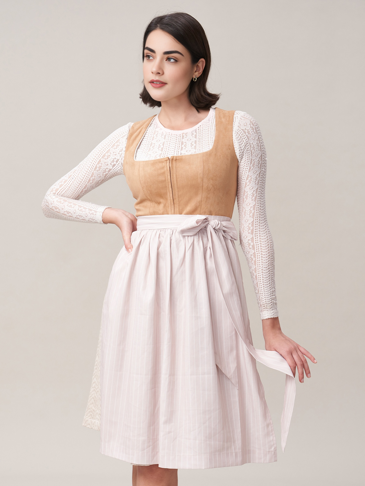 Dirndl in Braun mit traditioneller Stickerei