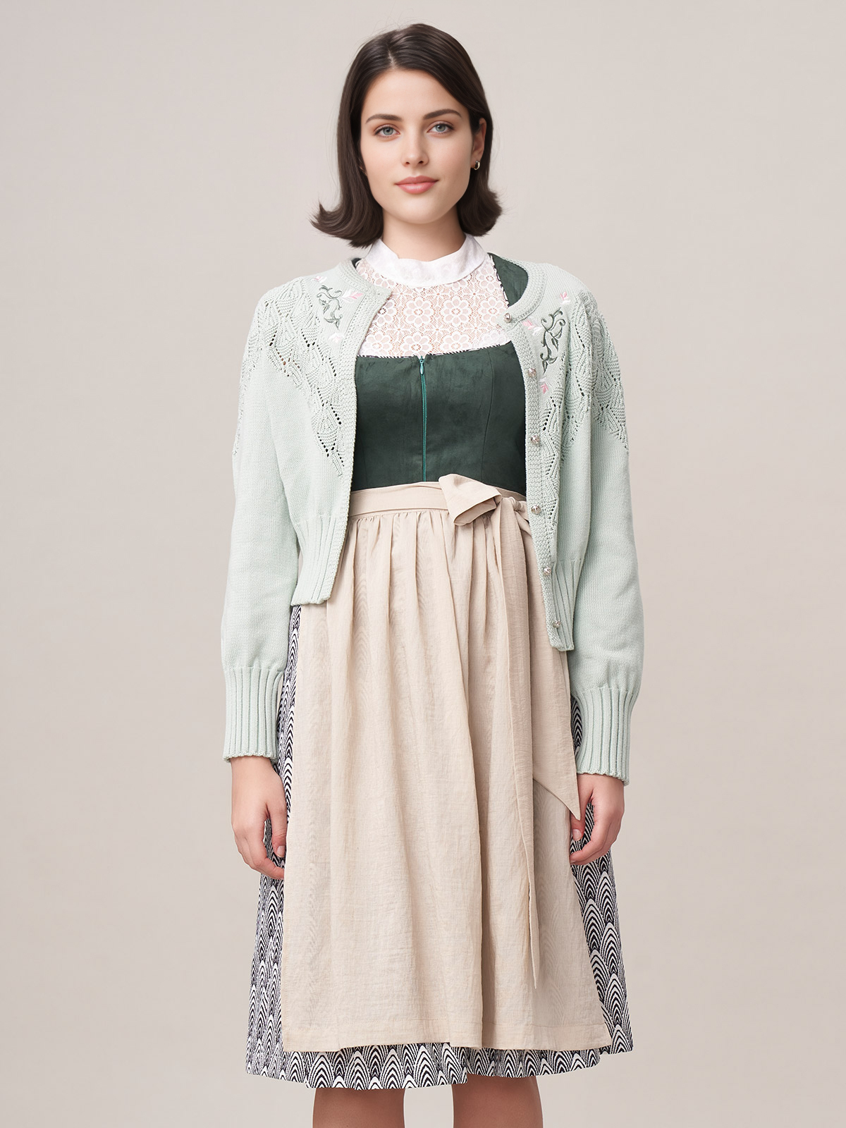 Dirndl in Größe 46 mit grünen Stickereien