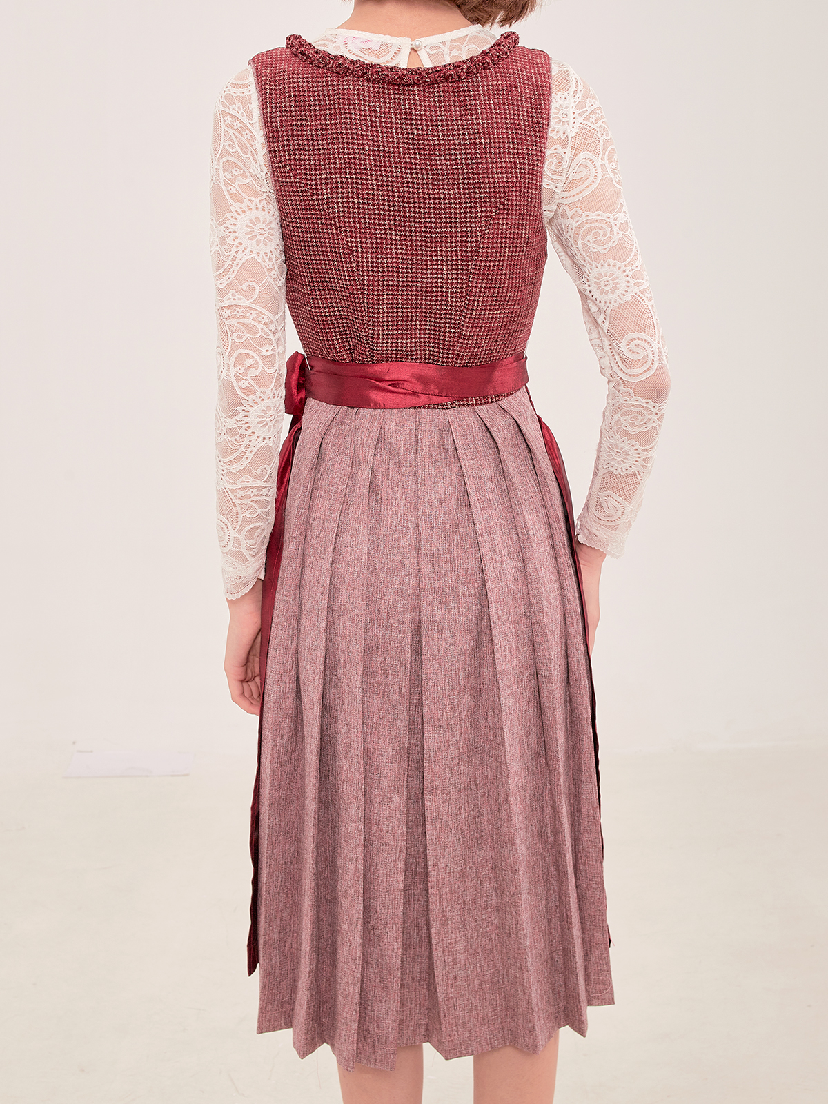 Dirndl in Rot – Eleganz und Tradition vereint