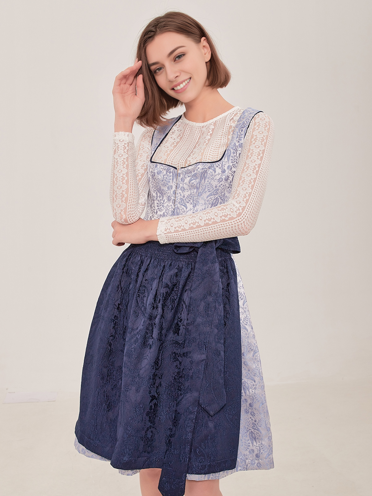 Dirndl in Blau mit traditionellem Schnitt
