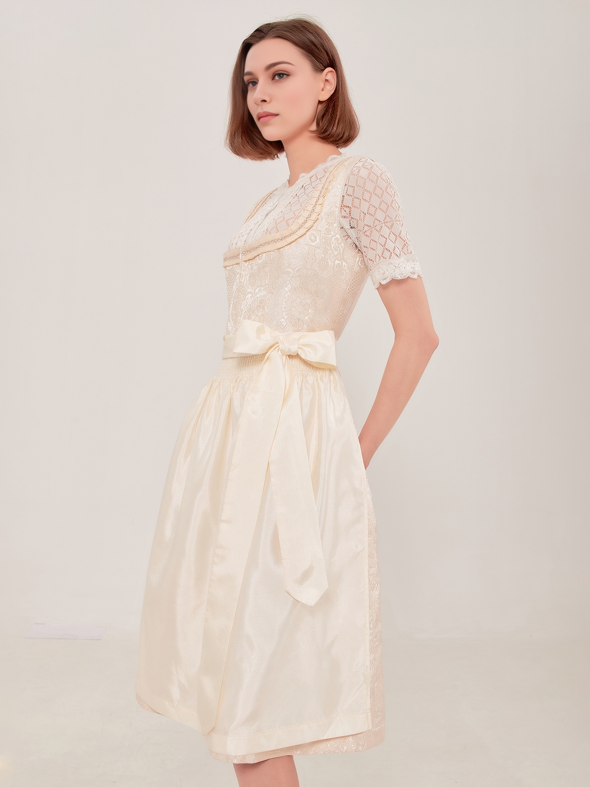Elegantes weißes Dirndl mit traditioneller Stickerei