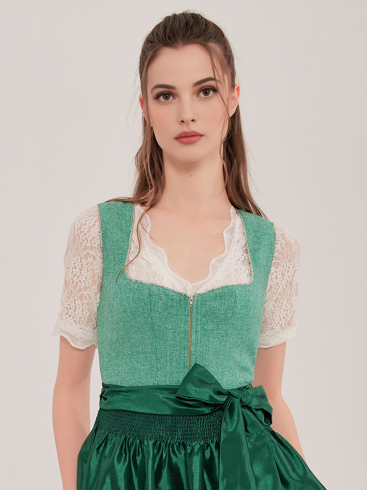 Grünes Dirndl Damen in modernem Design