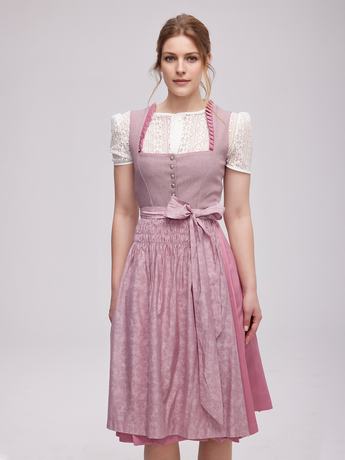 Dirndl in samtgrau mit lila Schürze