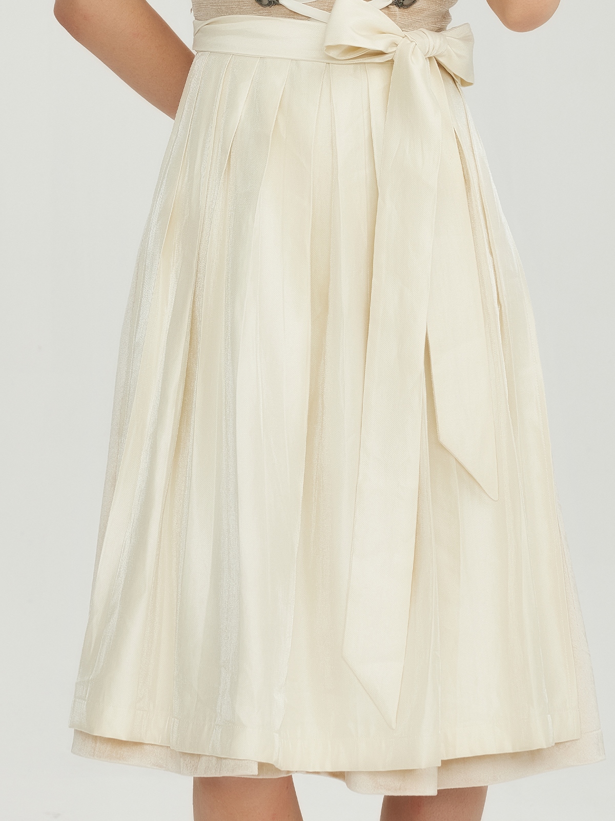 Dirndl in Braun mit eleganter Bluse