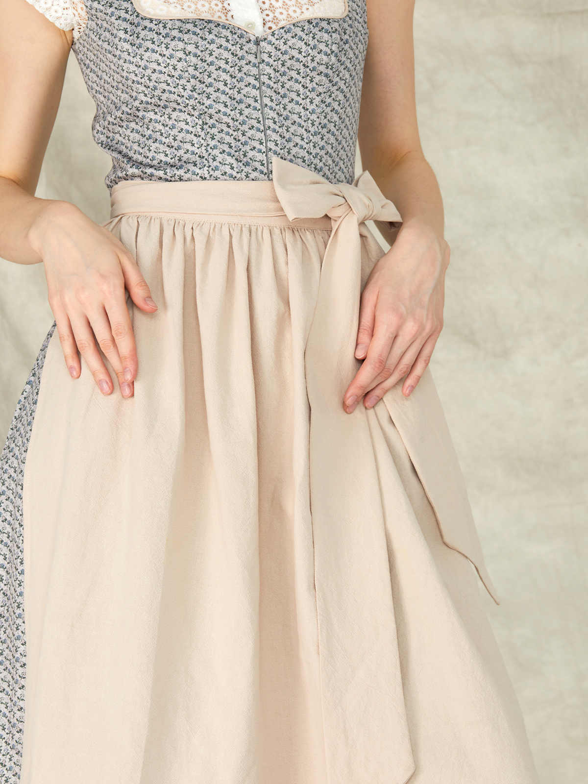 Klassisches beiges Dirndl von Ehreer