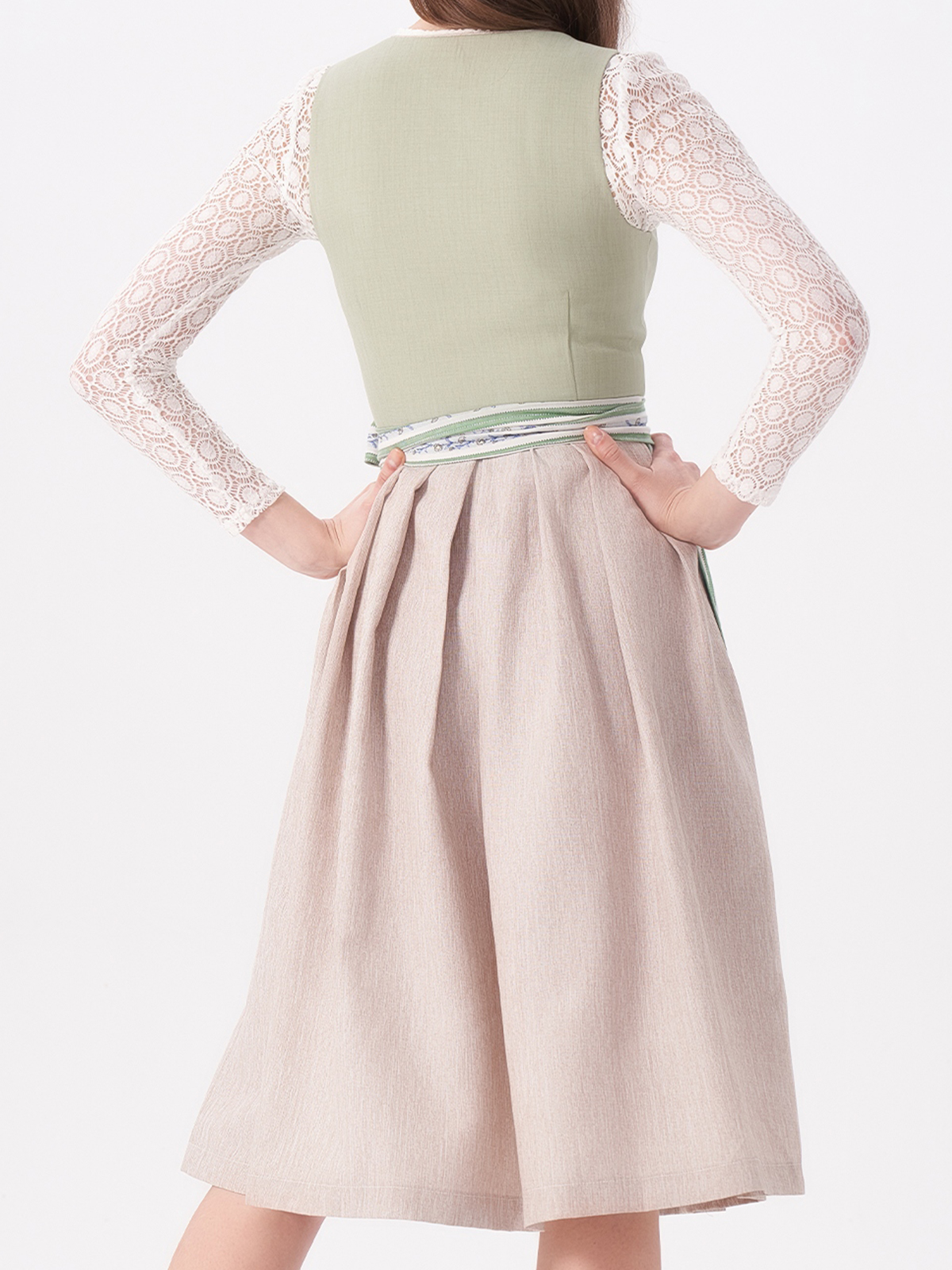 Flieder Dirndl in zarter Eleganz