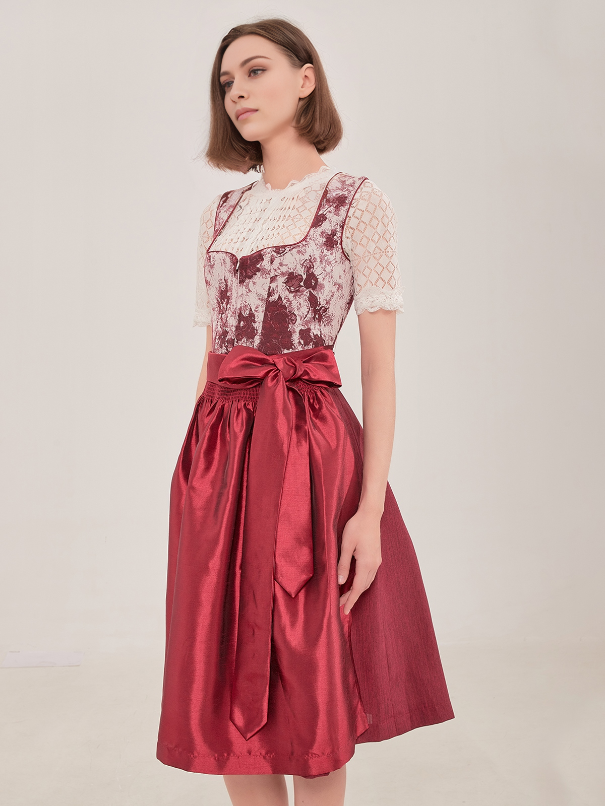 Schwarzes Dirndl mit roter Schürze