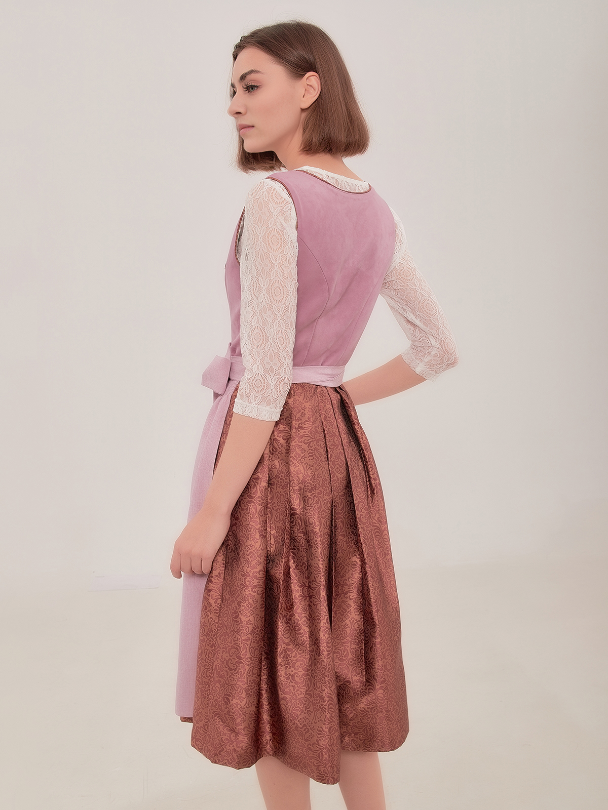 Grünes Samt-Dirndl in lila Akzenten