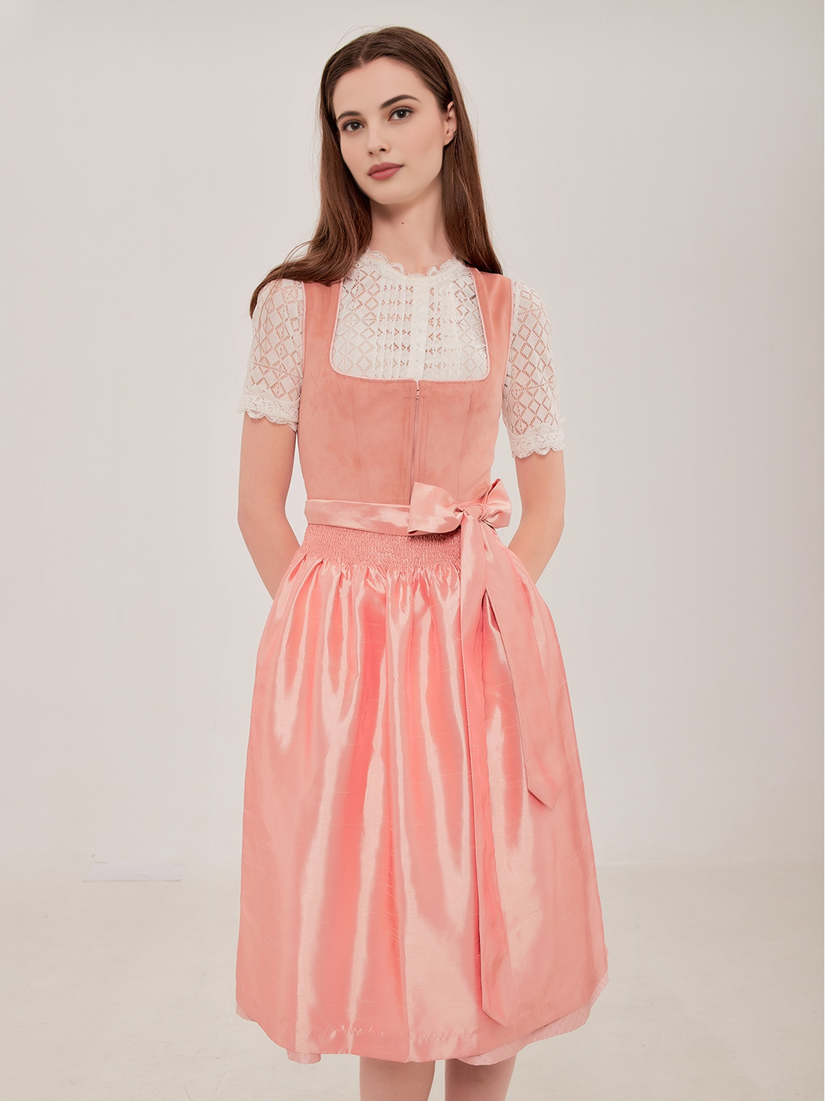 Dirndl mit Ausschnitt Dekolleté in Rosa