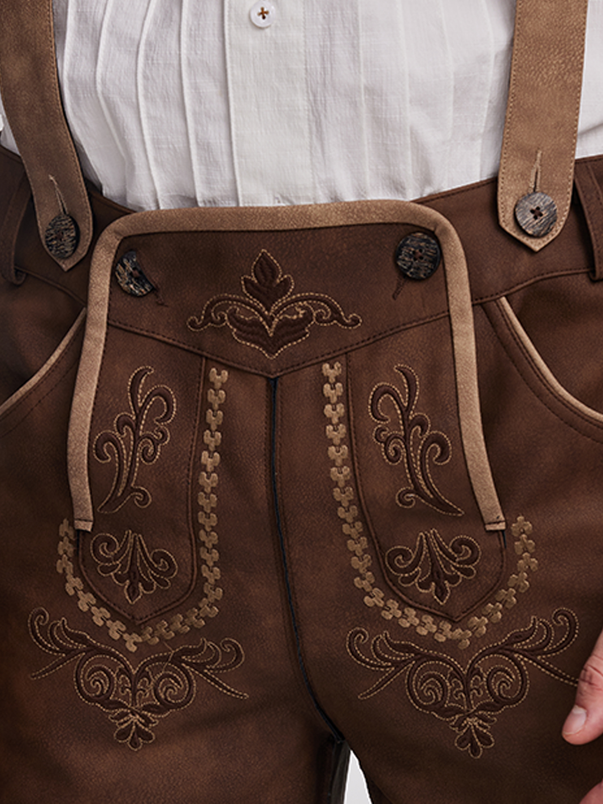 Dunkelrotes Dirndl mit traditioneller Stickerei