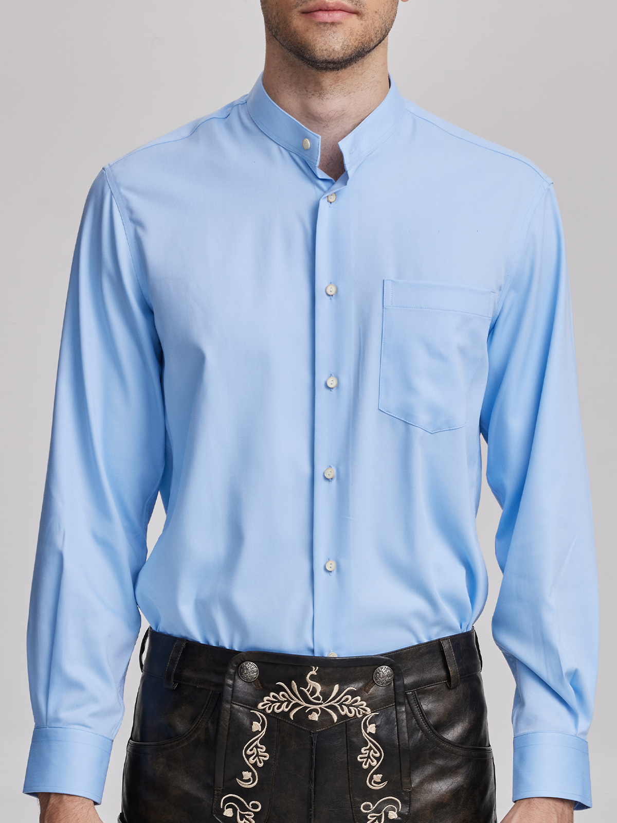 Dirndlbluse in Blau – zeitlos und elegant