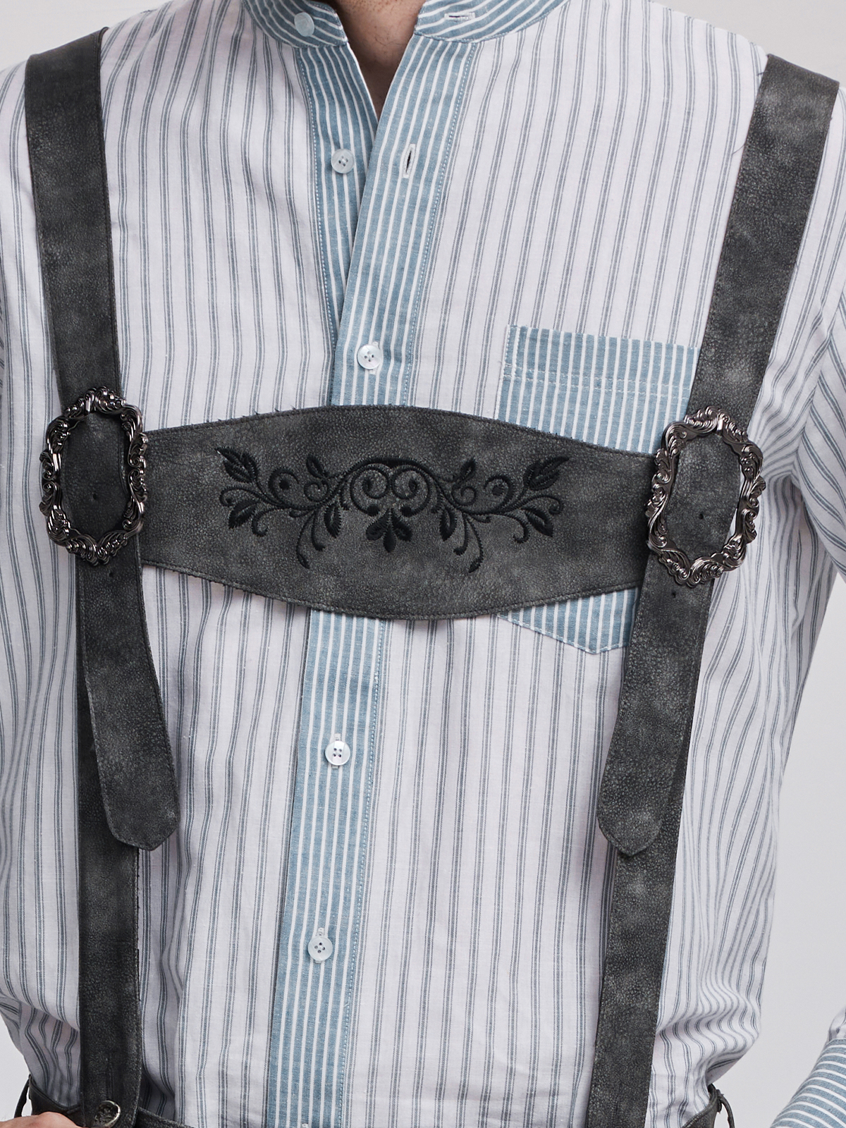Dirndl mit Lochausschnitt