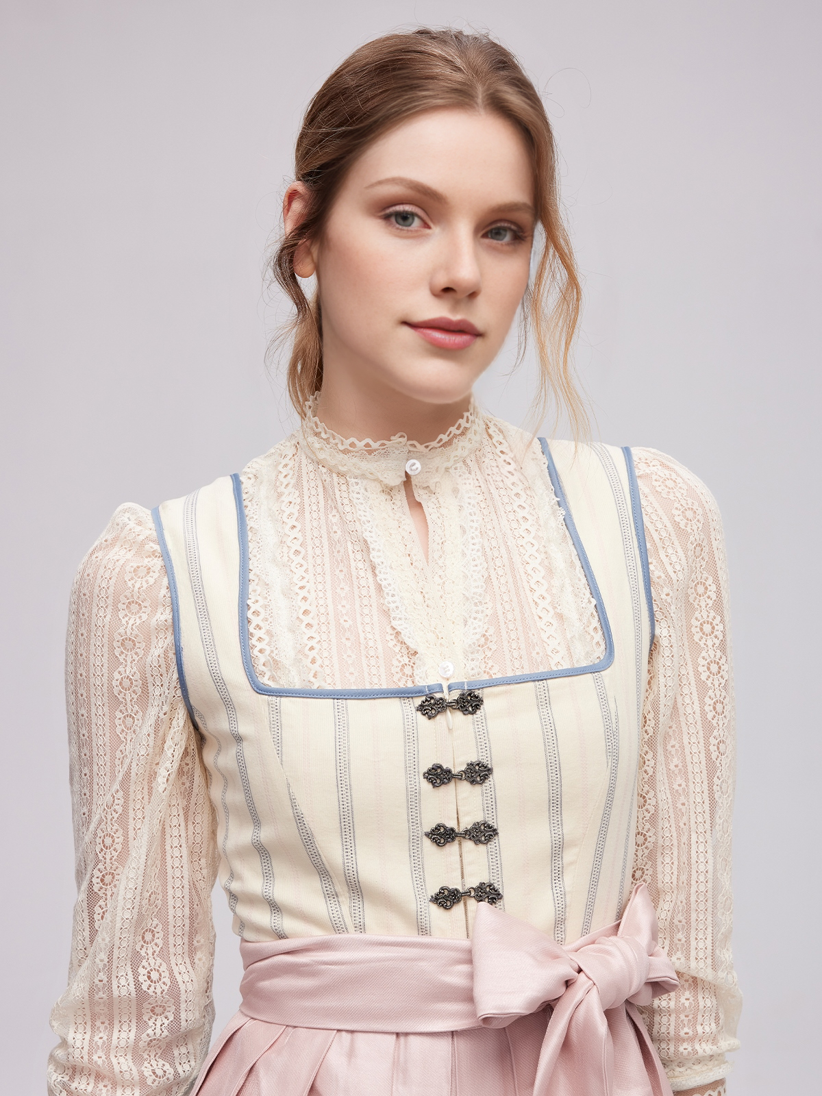 Dirndl in Beige mit grünen Akzenten