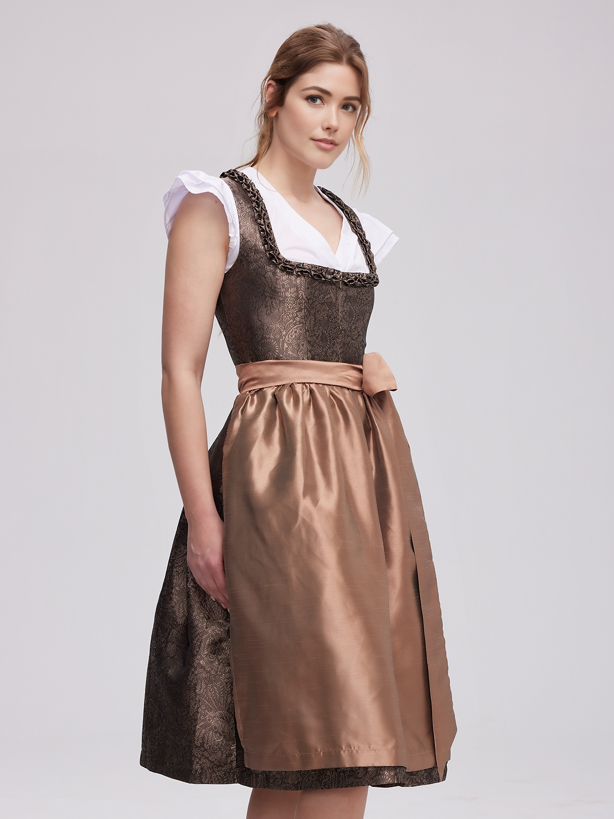 Graues Dirndl mit modernem Schnitt