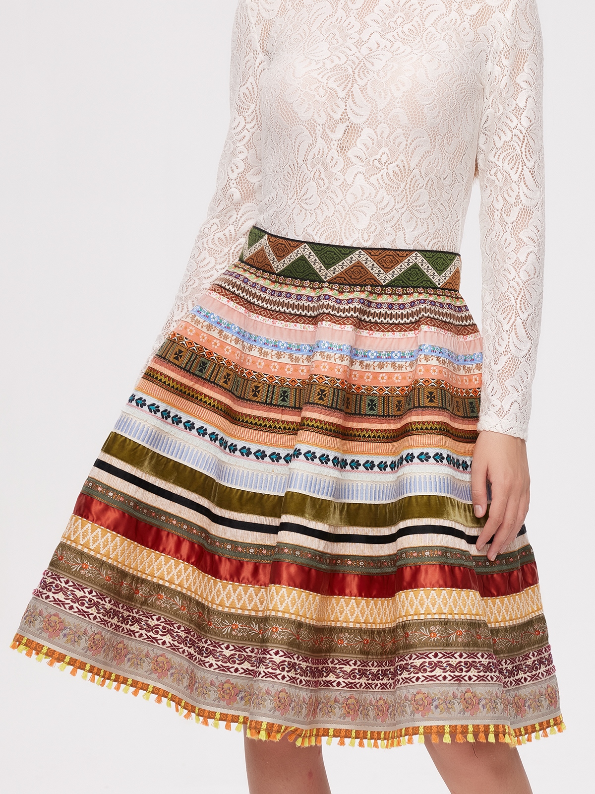 Blaues Samt Dirndl in eleganter Atmosphäre