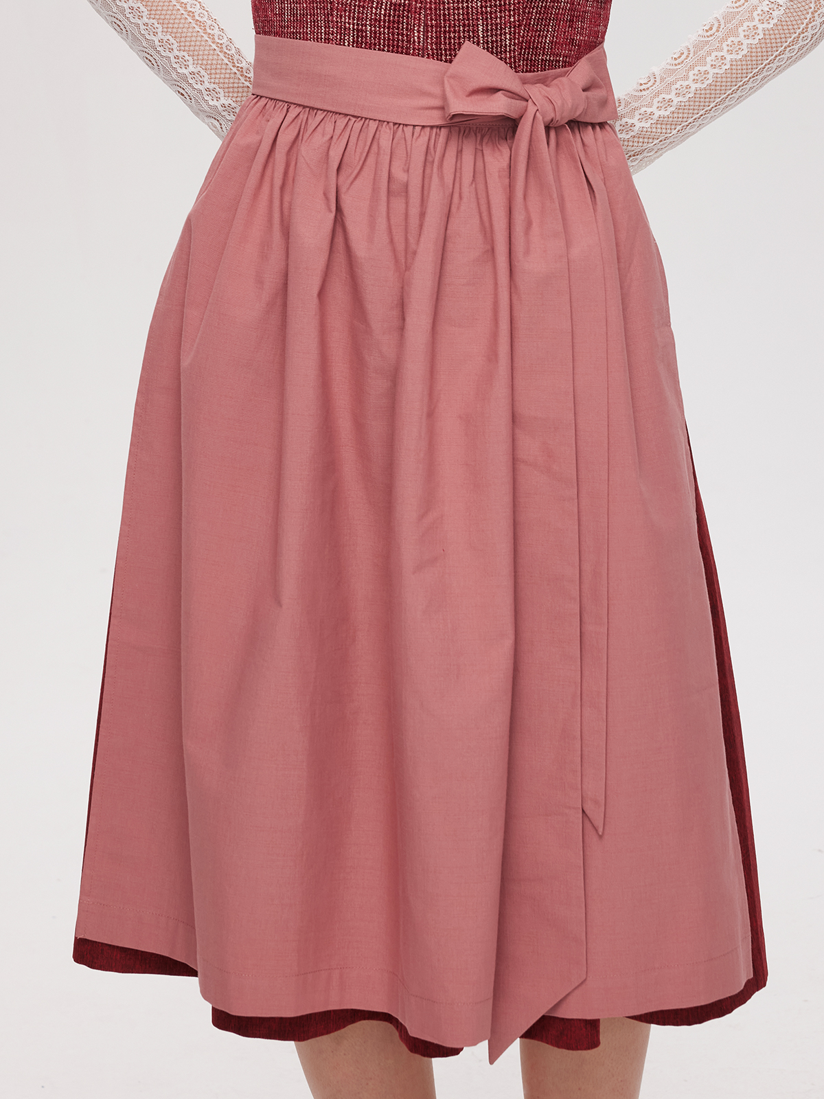 Dirndl in Rot mit hochgeschlossener Bluse
